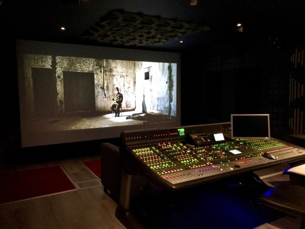 Mixing room: console facing the screen